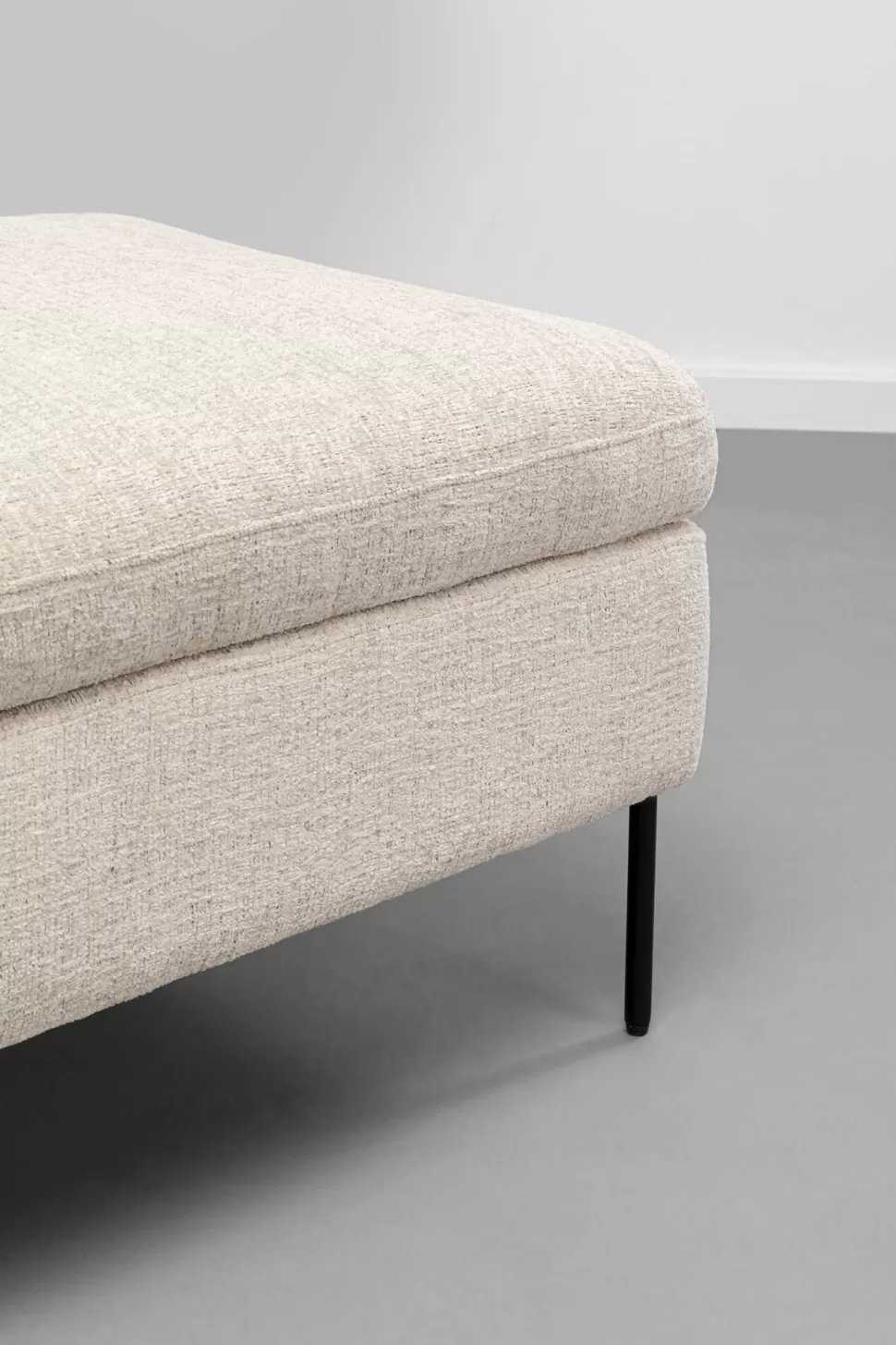 Fotele-KARE Design Fotel Tapicerowany Beżowy Z Podnożkiem Nogi Czarne Stalowe 80x115 Cm