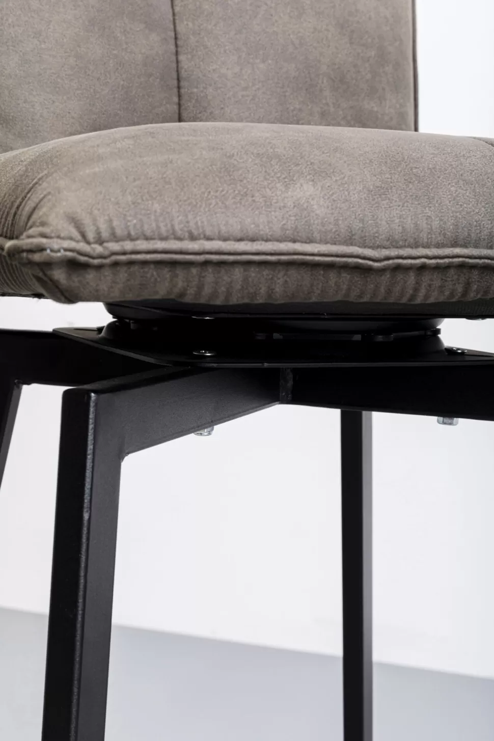 Hokery-KARE Design Hoker Z Obrotowym Siedziskiem Pikowany Brązowy Nogi Stal 69 Cm