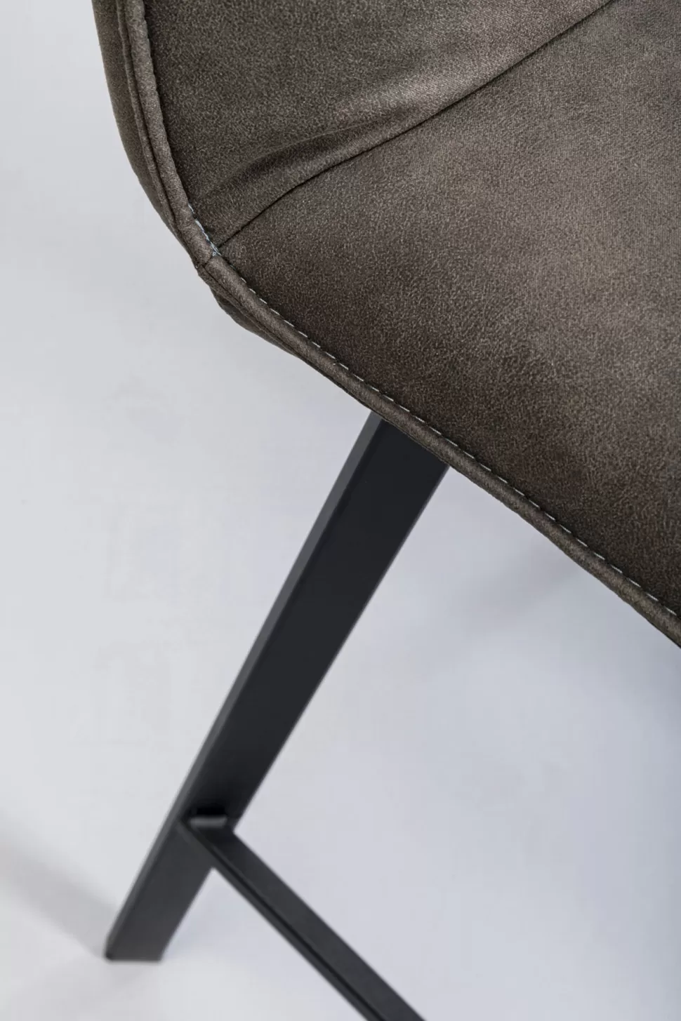 Hokery-KARE Design Hoker Z Obrotowym Siedziskiem Pikowany Brązowy Nogi Stal 69 Cm
