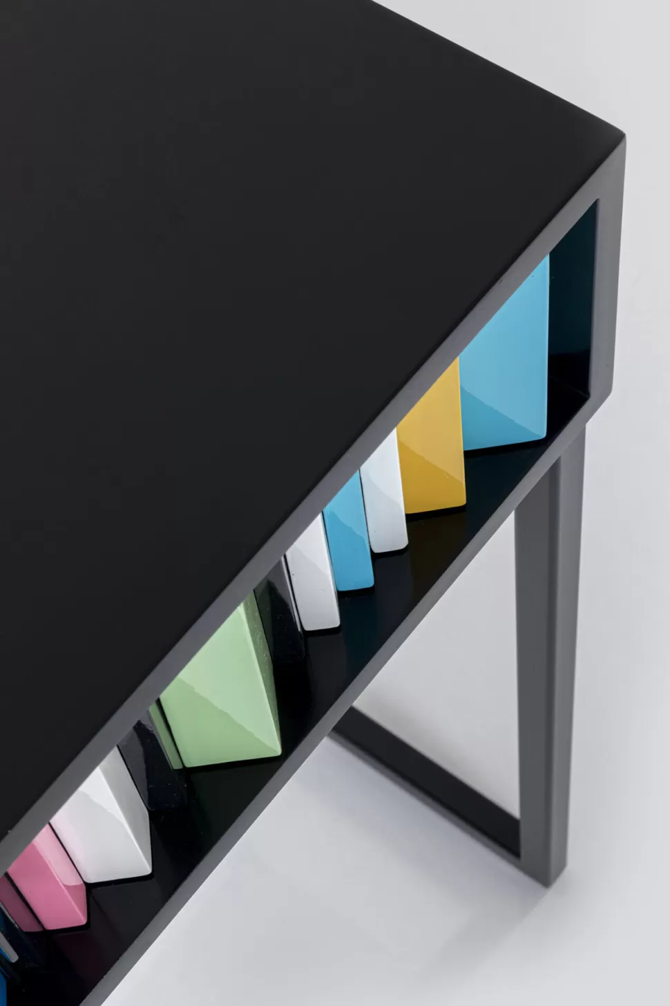 Konsole I Toaletki-KARE Design Konsola Z Szufladami MDF Czarna 136x40 Cm Front Kolorowy