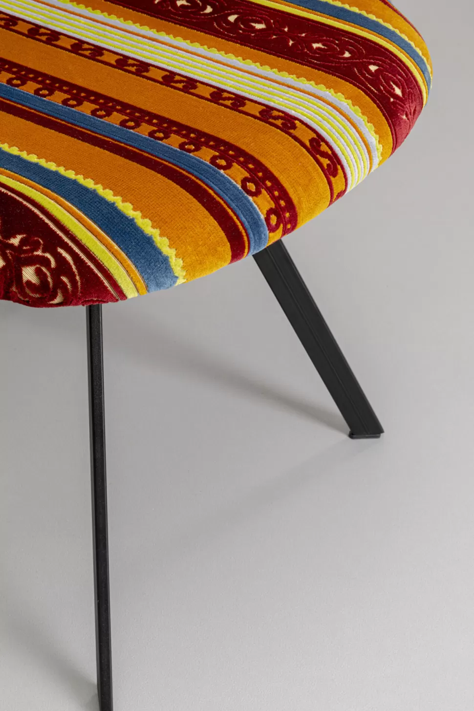 Krzesła-KARE Design Krzesło Obrotowe Z Podłokietnikami Kolorowe Z Czarnymi Nogami 62x83 Cm