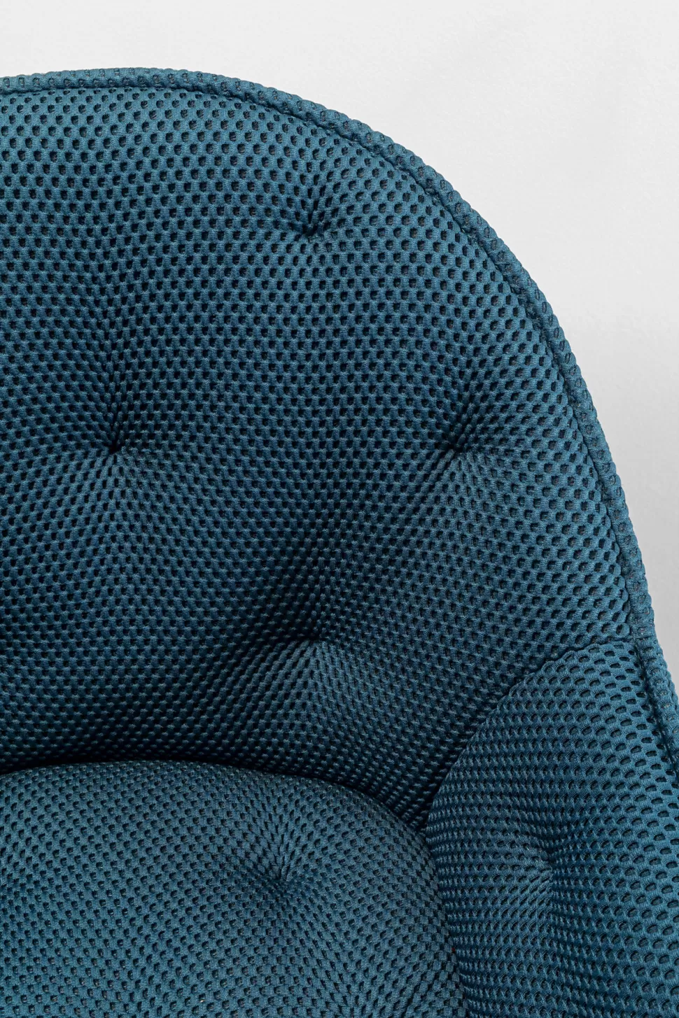 Krzesła-KARE Design Krzesło Z Podłokietnikami Obrotowe Pikowane Niebieskie Nogi Czarne 64x81 Cm