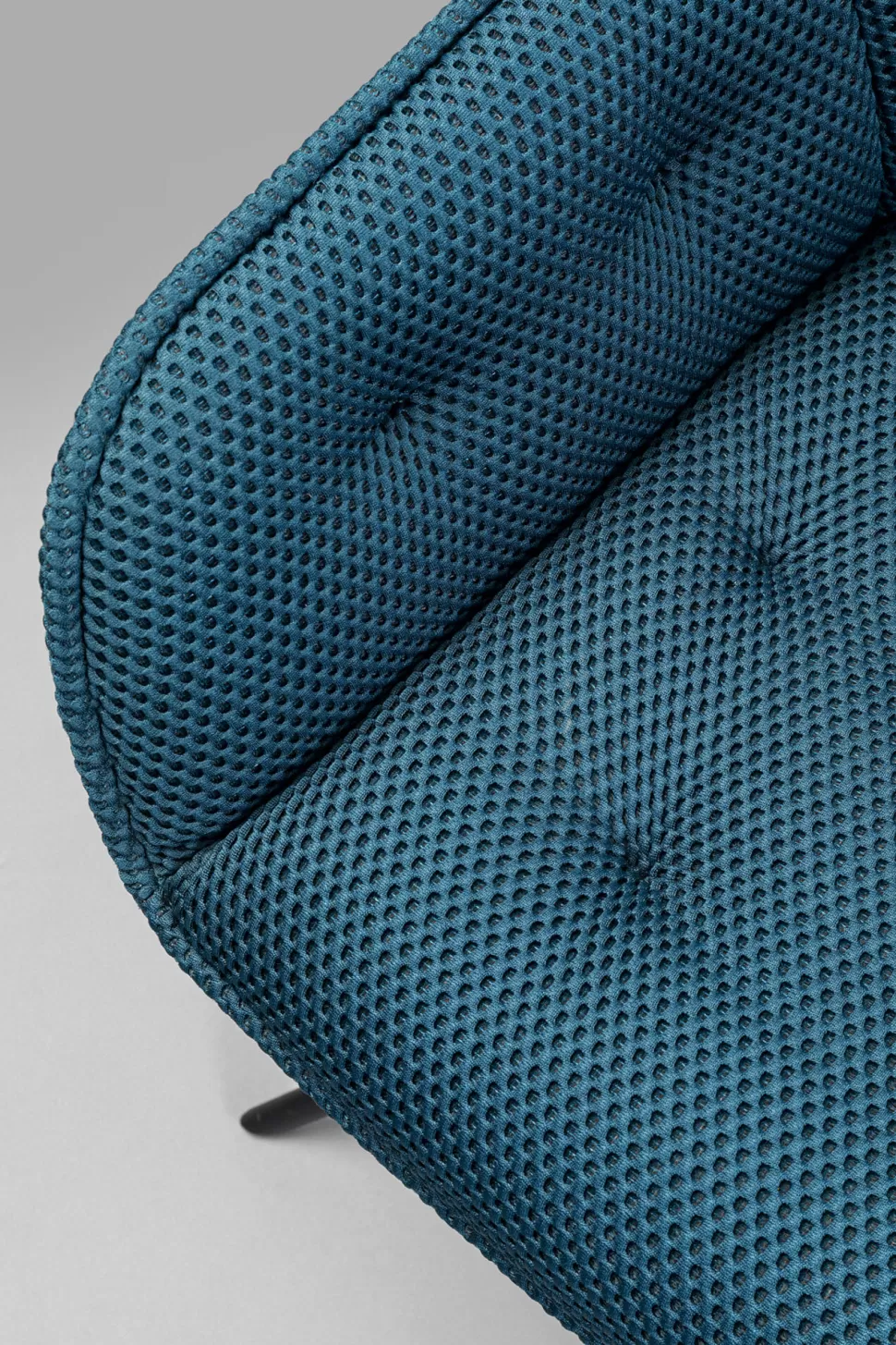 Krzesła-KARE Design Krzesło Z Podłokietnikami Obrotowe Pikowane Niebieskie Nogi Czarne 64x81 Cm