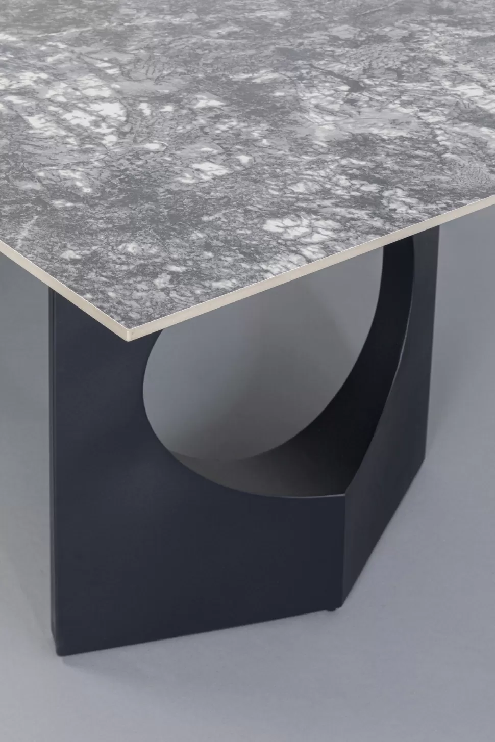 Stoły-KARE Design Stół Do Jadalni Blat Ceramiczny Odcienie Szarości Nogi Czarne Stalowe 180x90 Cm