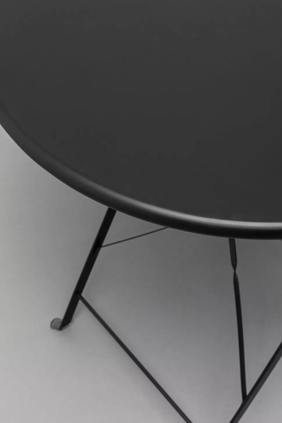 Stoły-KARE Design Stół Ogrodowy Mały W Kolorze Czarnym Aluminiowy Ø60 Cm