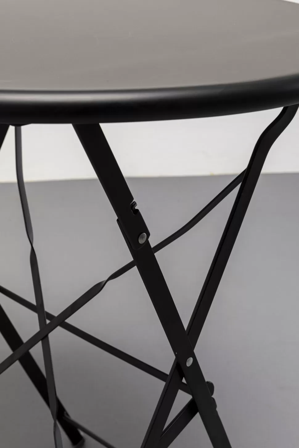 Stoły-KARE Design Stół Ogrodowy Mały W Kolorze Czarnym Aluminiowy Ø60 Cm
