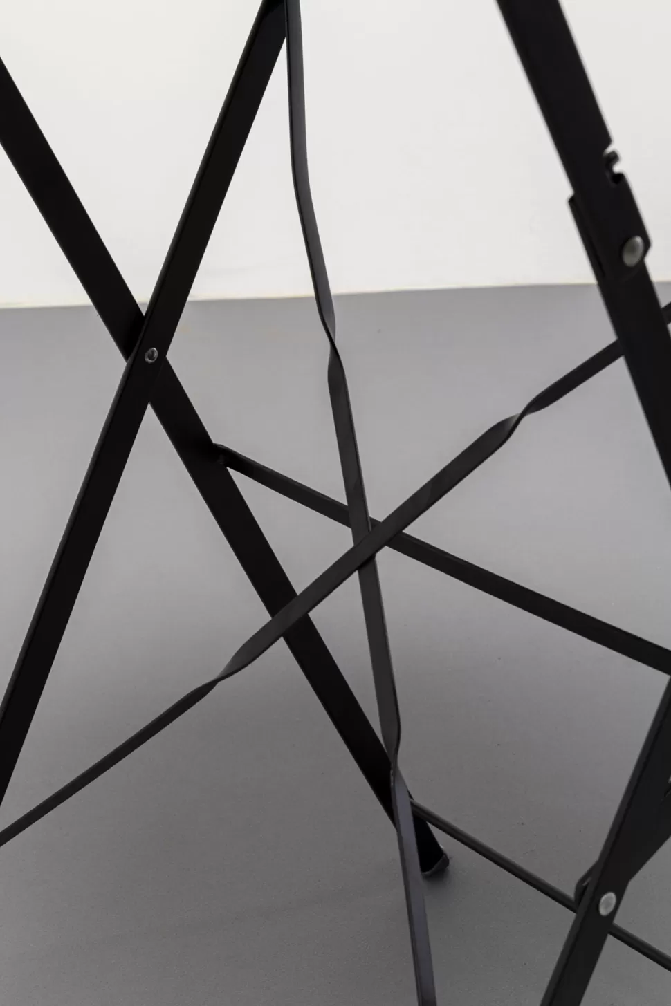 Stoły-KARE Design Stół Ogrodowy Mały W Kolorze Czarnym Aluminiowy Ø60 Cm