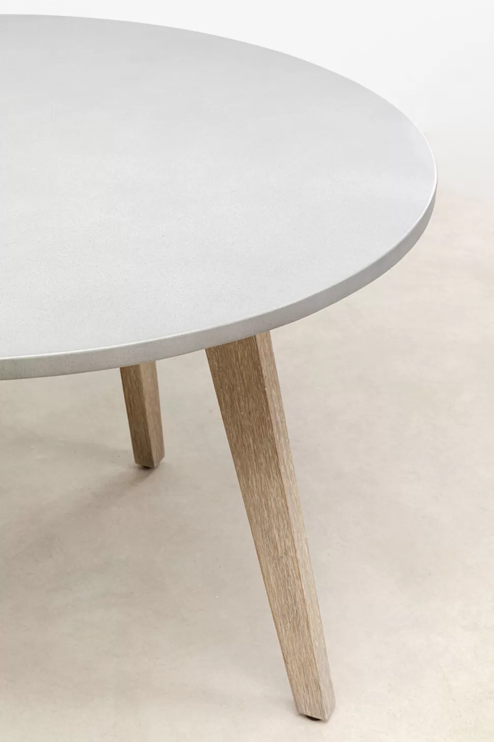 Stoły-KARE Design Stół Ogrodowy Okrągły Blat Cementowy Nogi Z Drewna Akacjowego Ø110 Cm