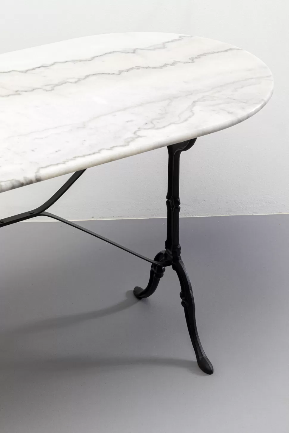 Stoły-KARE Design Stół Ogrodowy Z Białym Marmurowym Blatem Nogi Czarne Stalowe 120x60 Cm