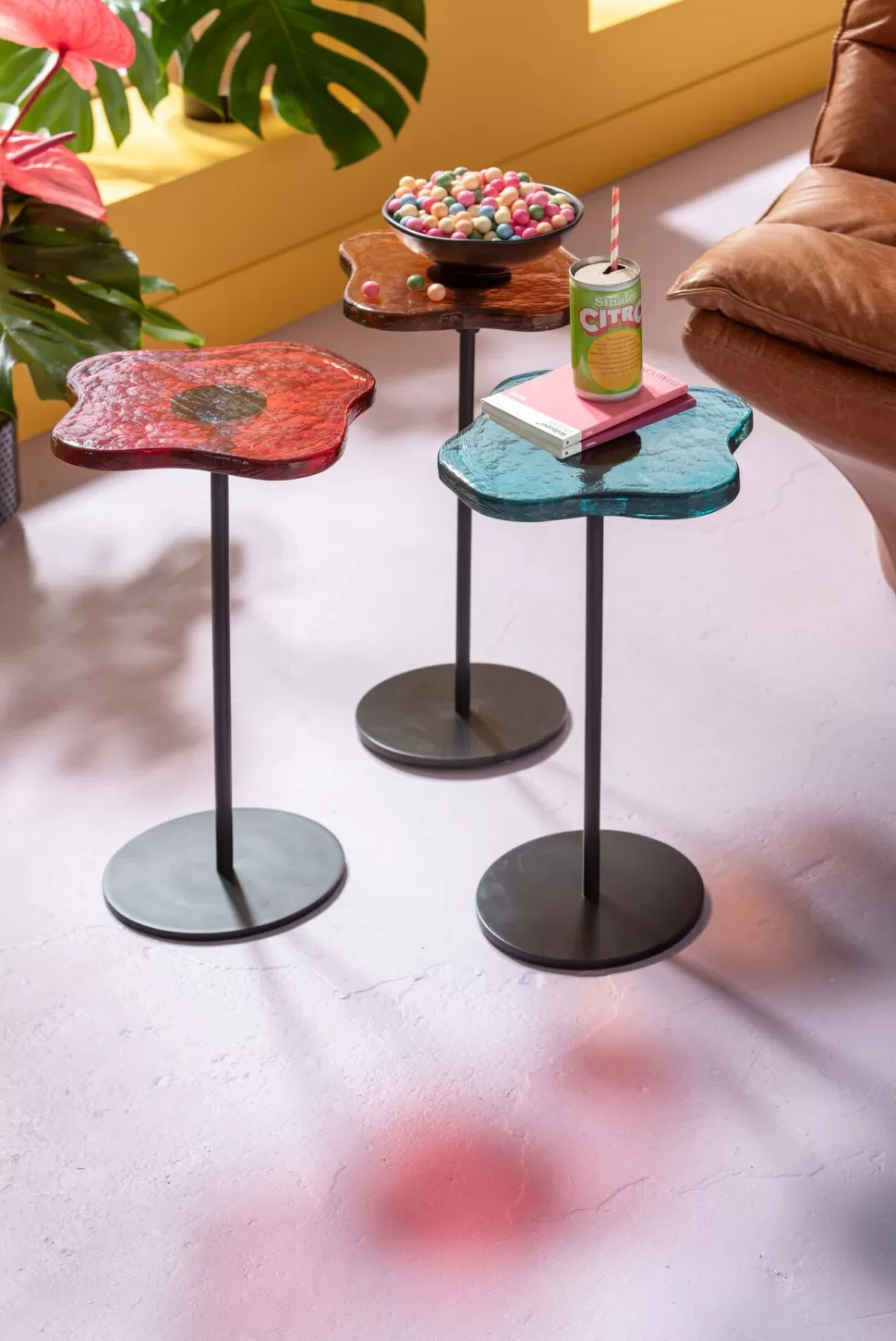 Stoliki Kawowe-KARE Design Stolik Pomocniczy Blat Szklany Niebieski Podstawa Czarna Stalowa 30xH50 Cm