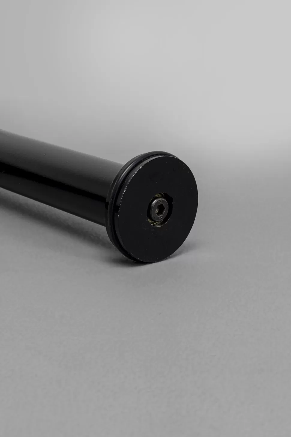 Stoliki Kawowe-KARE Design Stolik Pomocniczy Minimalistyczny Czarny Z Okrągłym Blatem Ø46 Cm