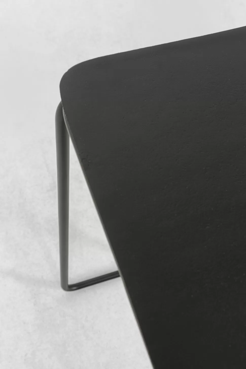 Stoliki Kawowe-KARE Design Stoliki Pomocnicze Blaty Aluminiowe Nogi Stalowe Czarny I Złoty 2-set