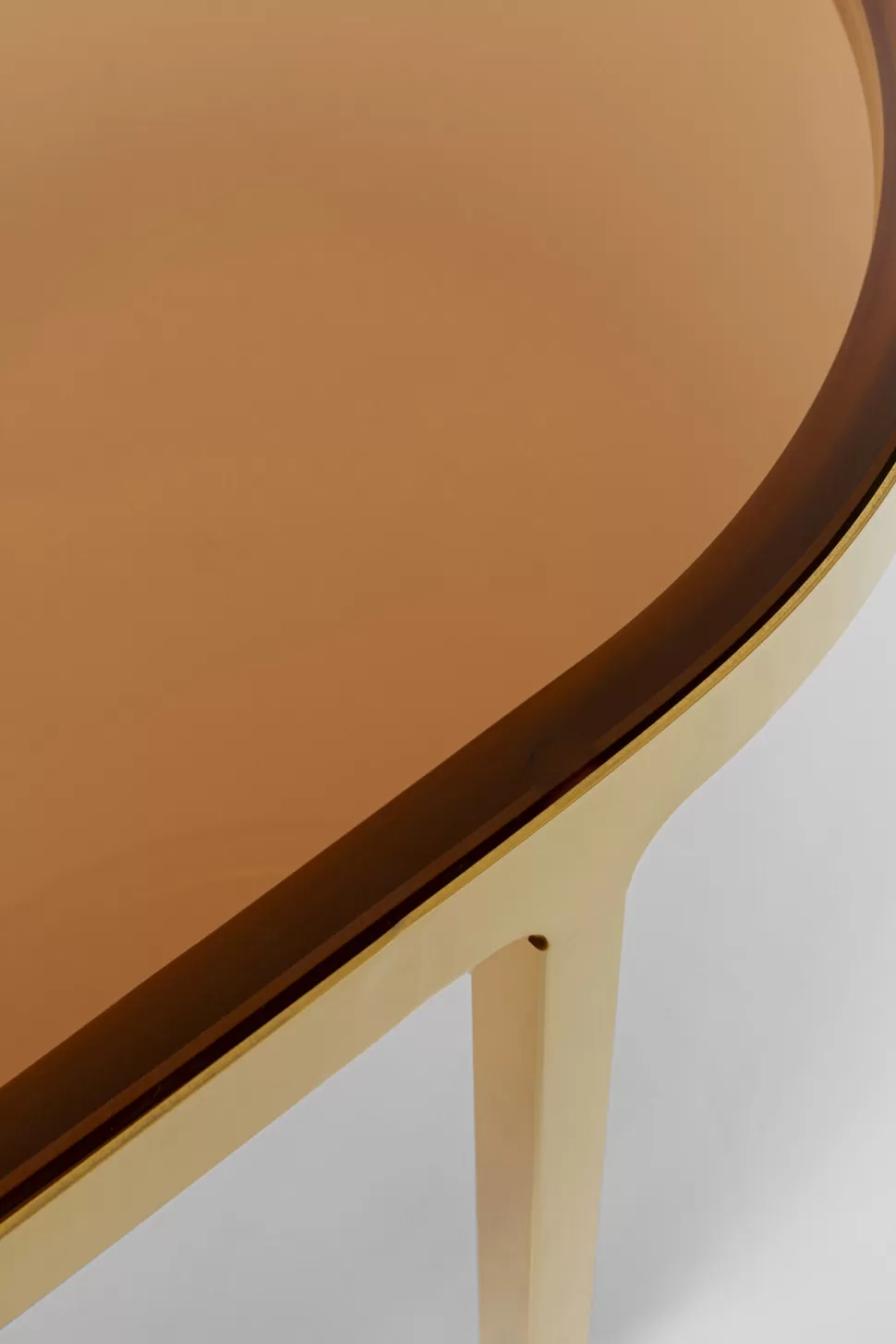 Stoliki Kawowe-KARE Design Zestaw Dwóch Stolików Blaty Szklane Brązowy I Przdymiony Nogi Złote