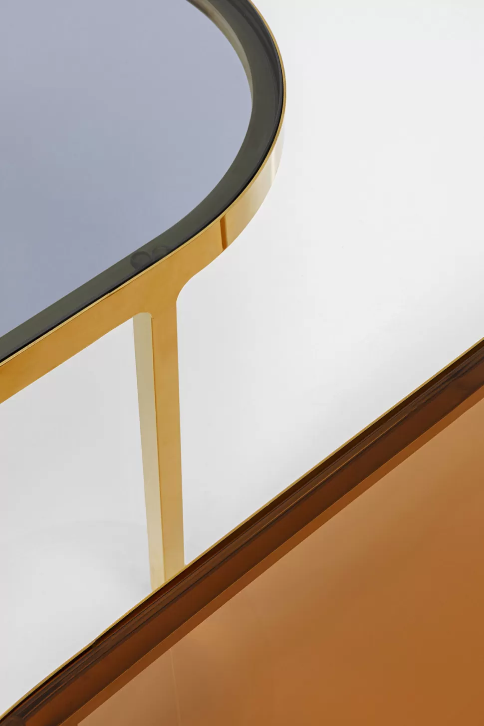 Stoliki Kawowe-KARE Design Zestaw Dwóch Stolików Blaty Szklane Brązowy I Przdymiony Nogi Złote